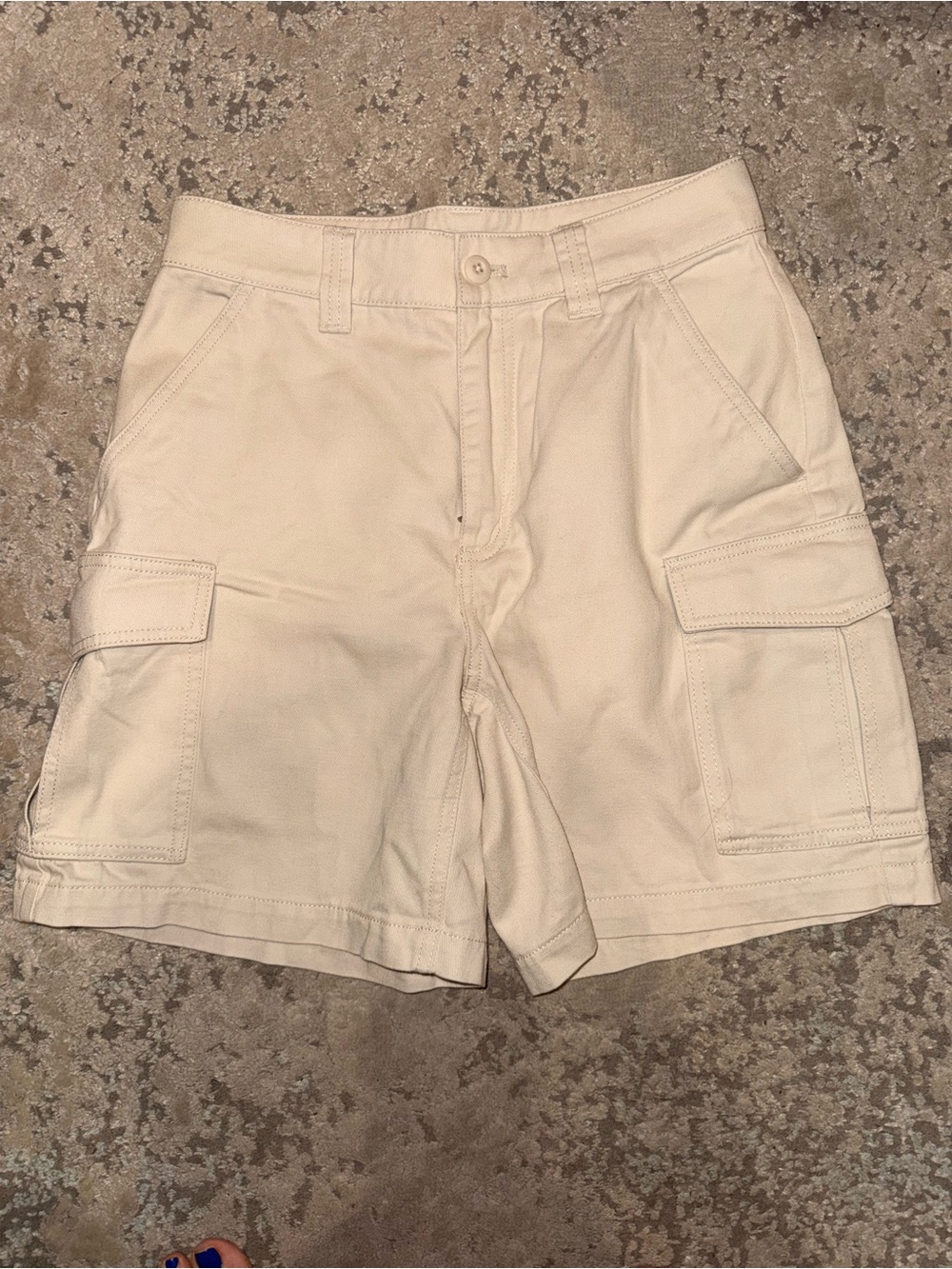 Aritzia Tna women’s Cargo Shorts sz 6